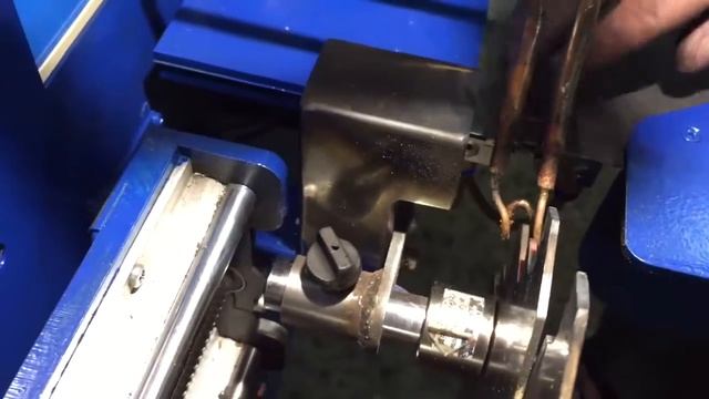 Работа станка для напайки твердосплавных зубьев дисковых пил (процесс) EAST-WOOD смотреть онлайн