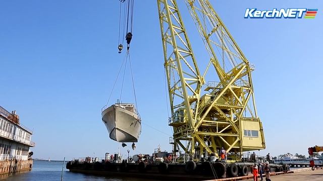 В Керчи на морском вокзале установили пограничный катер смотреть онлайн