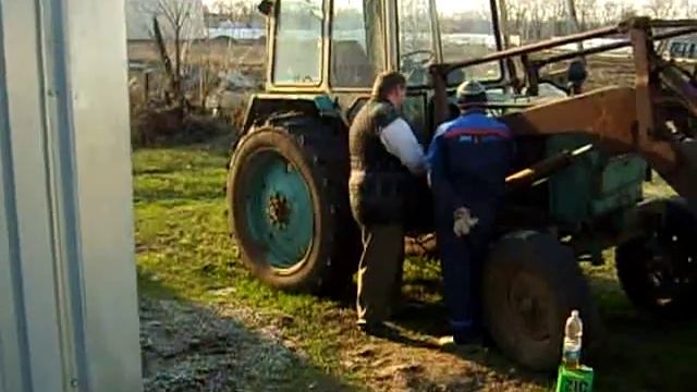 Заводим трактор после зимы 2008. смотреть онлайн