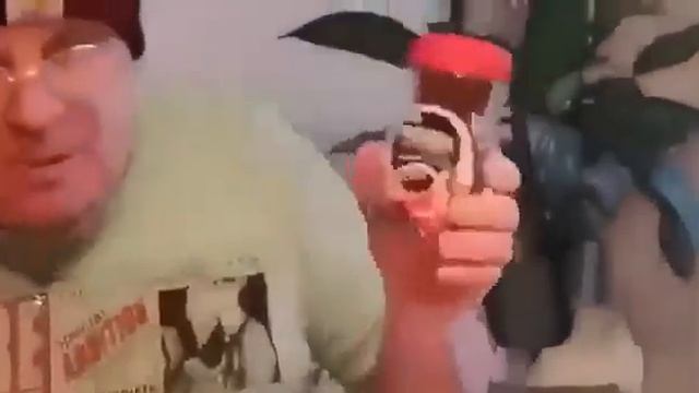 НУ А РОССИЯНЕ ПИТАЮТСЯ С МУСОРНЫХ КОНТЕЙНЕРОВ .