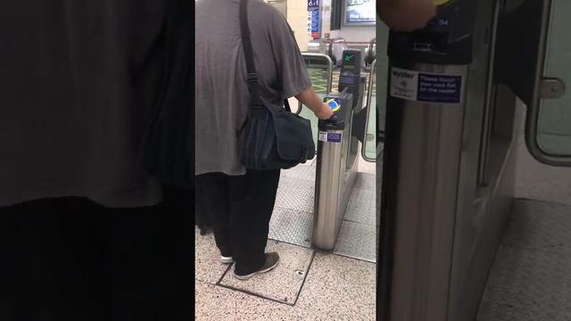 Using London Subway Oyster Card смотреть онлайн