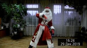 Дед Мороз зажигает смешной танец