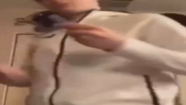 ПАРЕНЬ СТУЧИТ КАРТОЙ ПО СТОЛУ - ОТКУДА МЕМ? смотреть онлайн