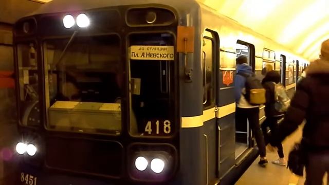 Электропоезд 418 прибывает на ст.метро Ладожская смотреть онлайн