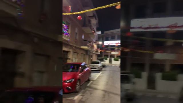 Вот так в Валенсии люди украшают свои дома и улицы за свои деньги, всех с с наступающим ❤️ смотреть онлайн