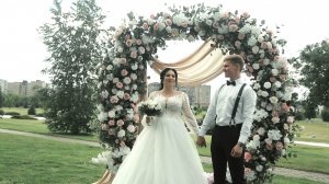 Церемония регистрации брака в городском парке