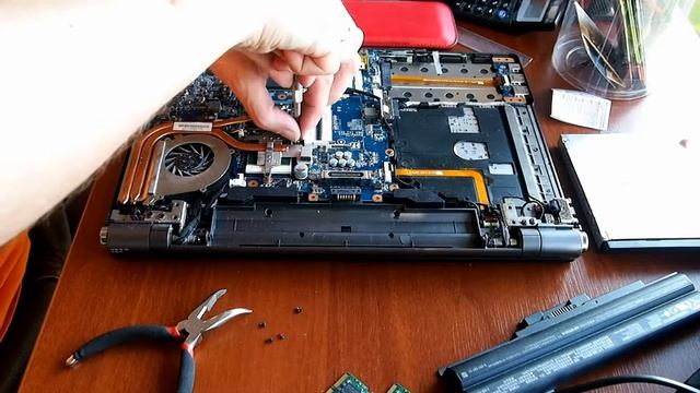 Sony Vaio VGN-BZ11EN, PCG-9Z1M ventiliatoriaus keitimas. смотреть онлайн