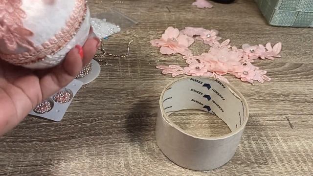 КАК СДЕЛАТЬ РОЗОВЫЕ НОВОГОДНИЕ КРАСИВЫЕ ШАРИКИ ОБТЯНУТЫЕ БАРХАТОМ СВОИМИ РУКАМИ - МК 2022 смотреть онлайн