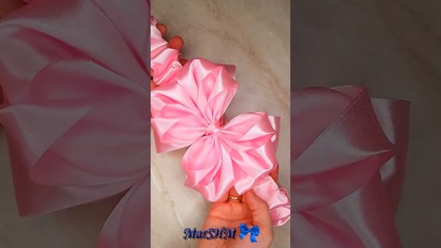 Как сделать бант на выписку из роддома на резинке своими руками Канзаши мастер-класс #Shorts смотреть онлайн