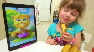 Ева с котом и учиться правильно кушать