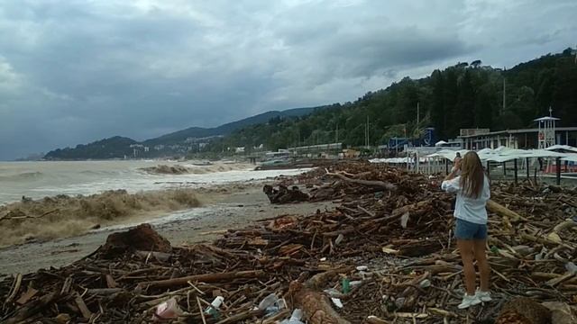 Сочи Шторм Катамараны вынесло на берег. смотреть онлайн