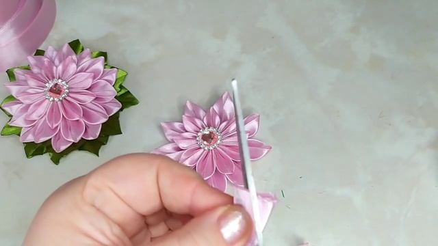 Красивые цветы канзаши из двух размеров лент 2,5 и 4 см. . Мастер класс. #канзаши, #цветыизлент смотреть онлайн