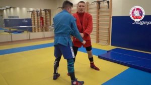 БРОСОК ЧЕРЕЗ СПИНУ С КОЛЕН