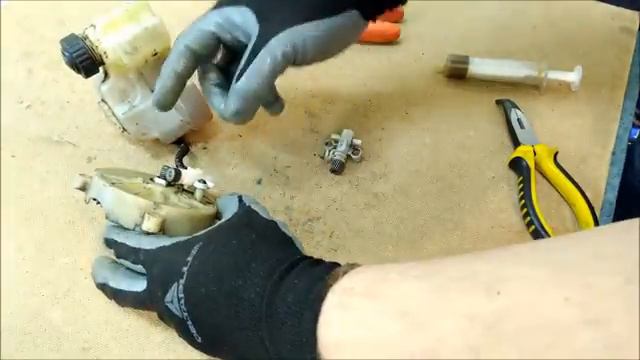 Не подается масло на цепь, ремонт электропилы замена маслонасоса смотреть онлайн