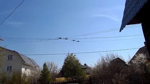 Вертолеты с парада на Красной Площади над нашей дачей смотреть онлайн