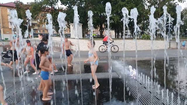 Пешеходный фонтан в Минске Дети веселятся и обливаются в фонтане смотреть онлайн