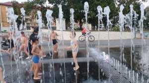 Пешеходный фонтан в Минске Дети веселятся и обливаются в фонтане