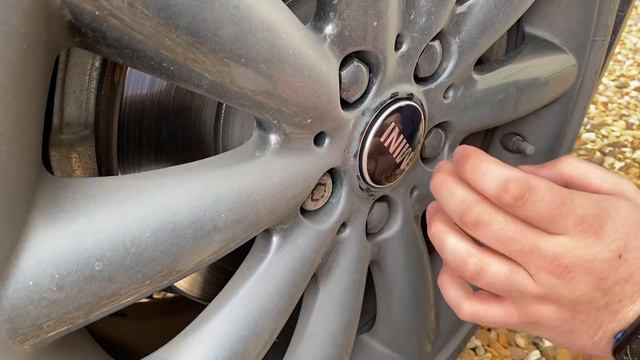 INSTALLING FLOATING HUB CAPS ON MY F56 COOPER S смотреть онлайн