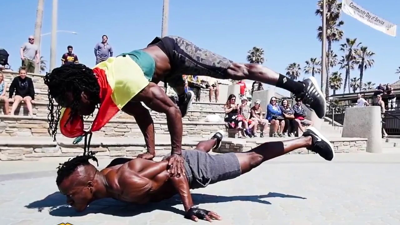 Уличные акробаты выступают на Юнион-сквер, Нью-Йорк смотреть онлайн