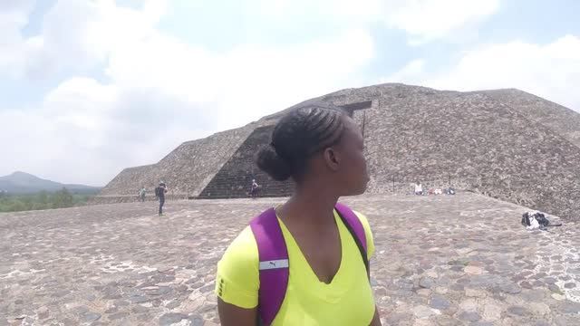 Climbing the Pyramids in Teotihuacan, Mexico смотреть онлайн