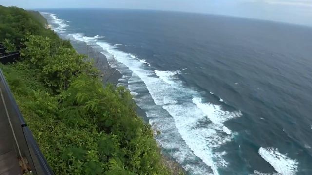 Великолепный вид на пляж Nyang Nyang, смотровая с the Cliff Bar, остров Бали, Индонезия смотреть онлайн