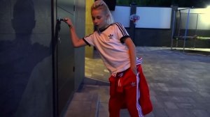 Устроили перестрелку с Тишей  в БАССЕЙНЕ.Еду на ДР к Лере...