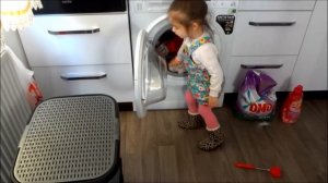 Annemize ev işlerinde yardım ediyoruz. Помогает дома маме по хозяйству))))