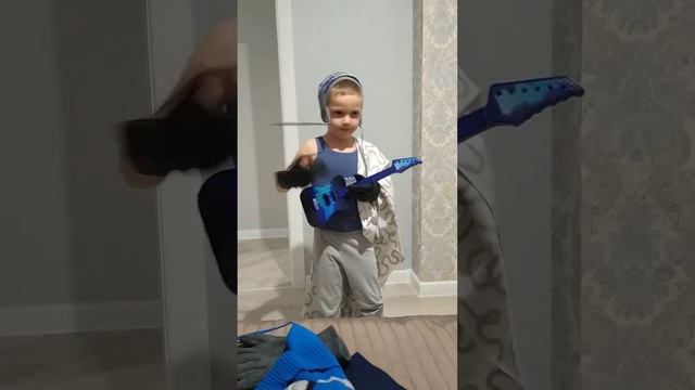 Тимофей играет на гитаре. детская игра на игрушечной гитаре Fix price смотреть онлайн