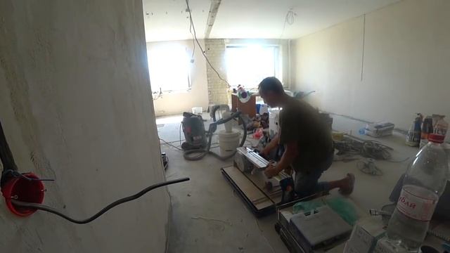 ЗАТИРАЕМ КОСЯКИ ПО ПЛИТКЕ/ЧУТЬ НЕ ВЪИПАЛИ ПЛИТКОРЕЗ НА СУХУЮ... смотреть онлайн