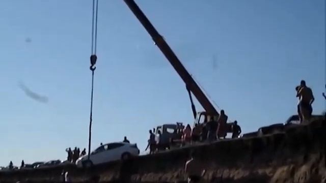 Hyundai Solaris решил нырнуть с обрывчика реки Урал смотреть онлайн