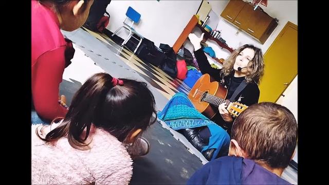 CANCIONES PARA JUGAR: "Sale la luna" (Trad.) Voz: Erika Büsch смотреть онлайн