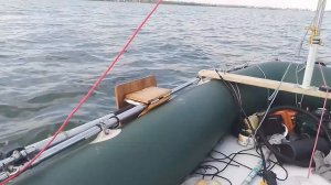 ПВХ лодка под парусом. Испытание нового шверца.