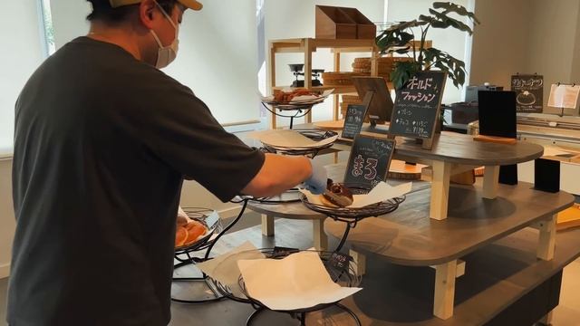 生地一筋40年！開店から超満員の大人気パン屋さんで行われる100種類以上のパン作り｜札幌市「YOKOICHI」 смотреть онлайн
