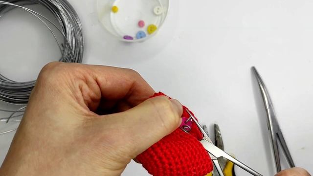 5 вариантов креплений деталей для вязаных игрушек / Нитяное, пуговичное, шплинтовое крепление смотреть онлайн