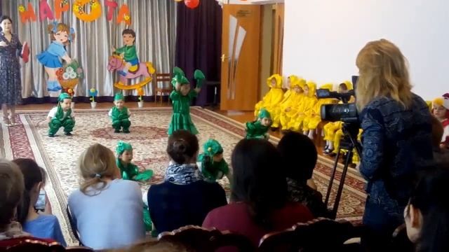 Утренник в детском садике. Танец лягушек смотреть онлайн