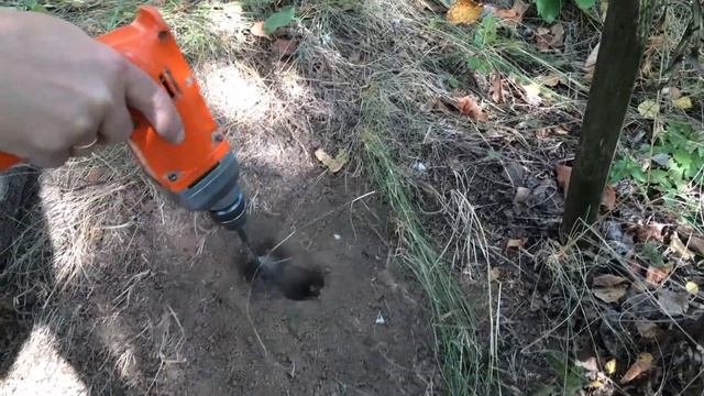 Копаем ямки в грунте под рассаду с помощью дрели и специальной насадки смотреть онлайн
