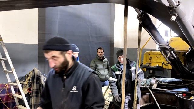 Снимаем цилиндр стрелы гусеничный экскаватор Volvo EC210BLC смотреть онлайн
