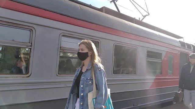 Электропоезд ЭТ-2 на станции Сосновая Поляна по направлению к станции Калище. смотреть онлайн