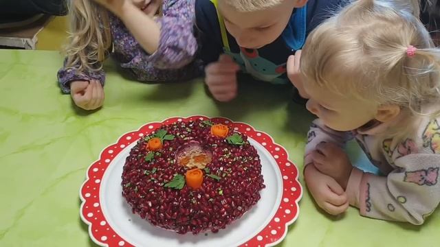 Салат гранатовый браслет/Мы для вас стараемся...#рецепты#салат#вкуснятина#мукбанг#бутерброды смотреть онлайн