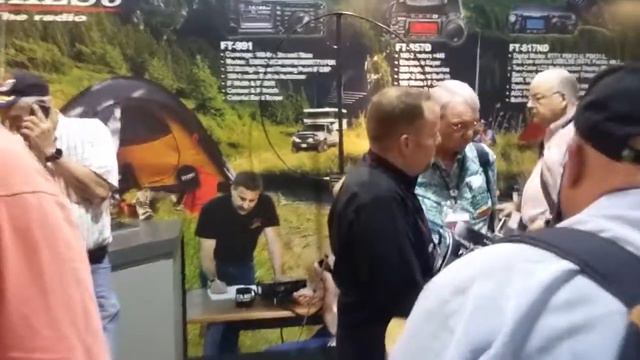 AlexLoop Antenna Demonstration at YAESU Booth Hamvention 2016 смотреть онлайн