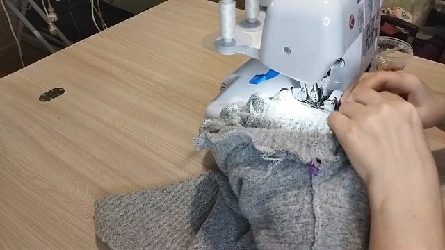 ДАВАЙТЕ ПЕРЕДЕЛАЕМ СТАРЫЙ СВИТЕР В НОВУЙ СТИЛЬНУЮ ВЕЩЬ! смотреть онлайн