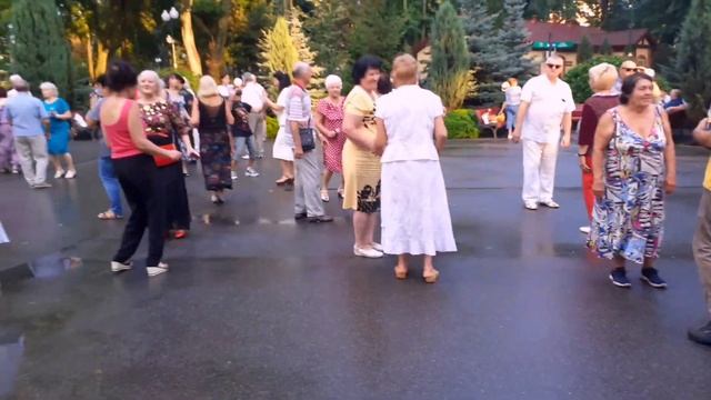 АЙ ЛАВ Ю ТРИ ВОЛШЕБНЫХ СЛОВА! ТАНЦЫ В ПАРКЕ ГОРЬКОГО ХАРЬКОВ СЧАСТЛИВЫЕ ДНИ смотреть онлайн