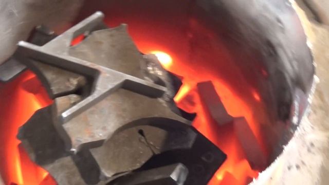 Спекание футеровочной массы ФМ-1 часть 2 разработанную НПП "ЛМТ" для выплавки сталей и чугунов смотреть онлайн