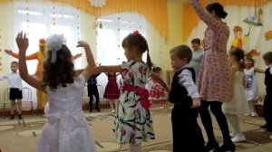 Веселый хоровод в подготовительной группе "Всех друзей мы собираем в хоровод". Осенний утренник