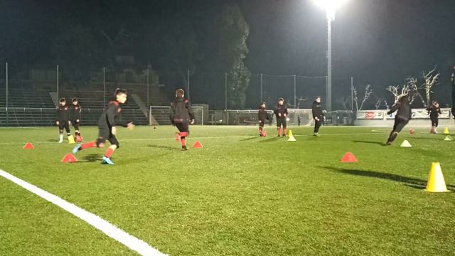 ALLENAMENTO ESORDIENTI: ESERCIZI CAMBI DI DIREZIONE CALCIO | RISCALDAMENTO TECNICO смотреть онлайн