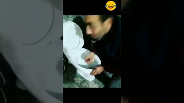 Азербайджанец пьёт из унитаза. А что разве так можно было что ли? ? смотреть онлайн