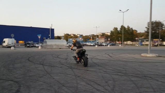 Как без рук крутить круги! ! #no hand wheelie смотреть онлайн