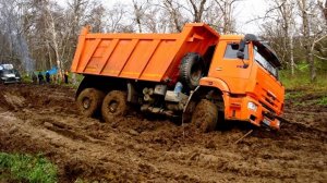 Грузовики по бездорожью. Урал камаз татра в грязи.