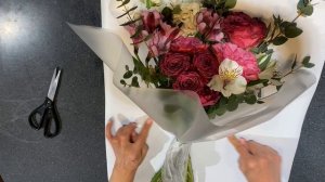 Упаковка небольшого вытянутого букета