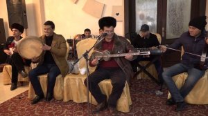 Asliddin Do`stov nahorgi oshda - Аслиддин Дустов жонли ижро